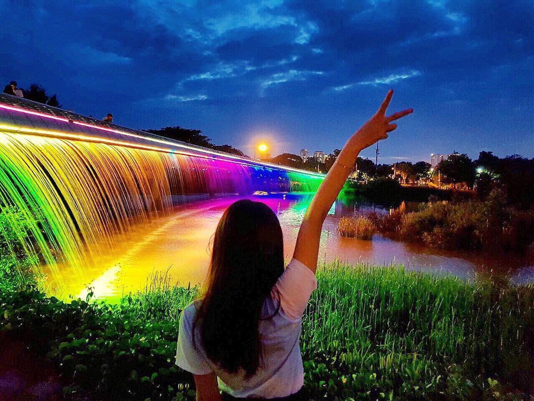 Cầu Ánh Sao vào ban đêm với dải cầu vồng đầy màu sắc