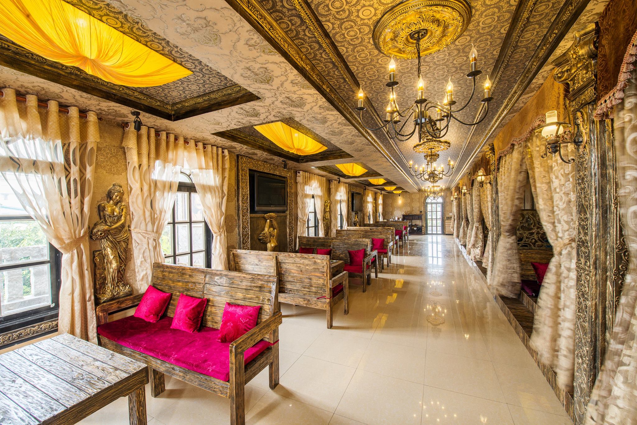 Như một lâu đài thực thụ, cafe sân vườn Tân Phú Stone Castle sở hữu lối kiến trúc cung điện, mang phong cách Châu Âu nguy nga, tráng lệ.