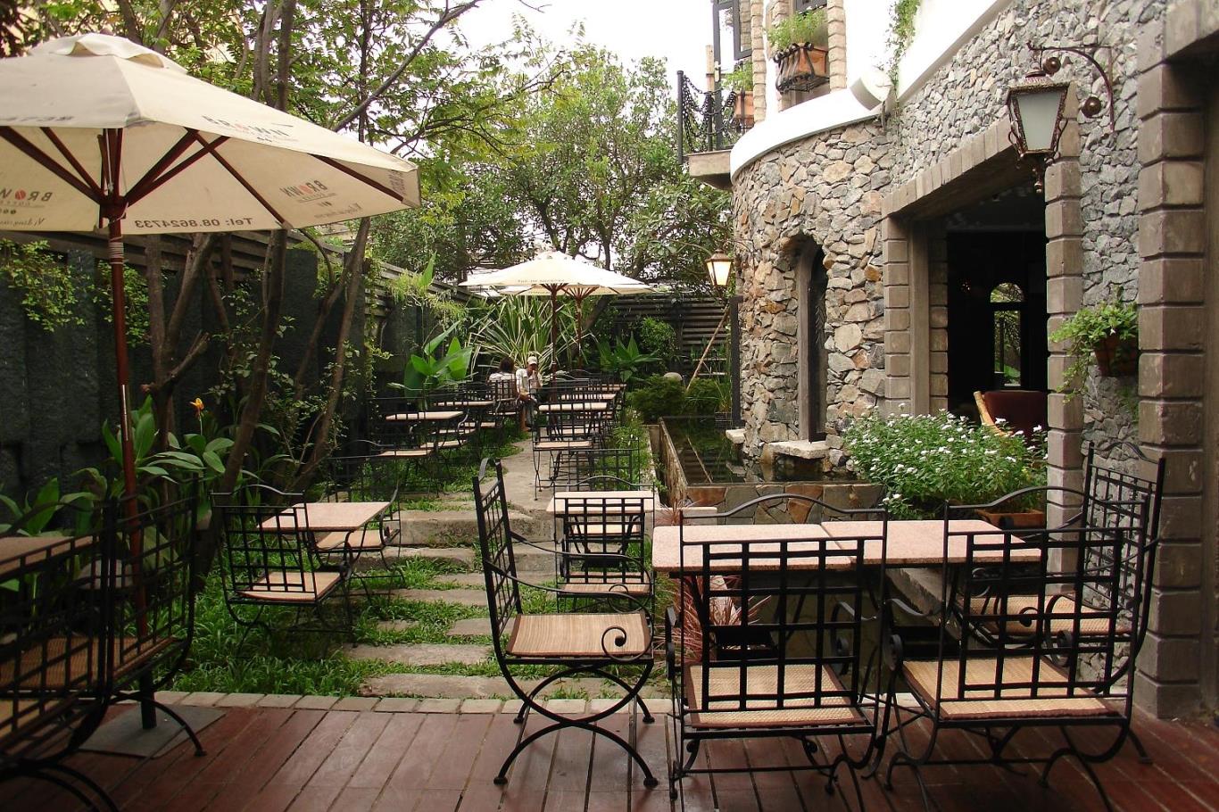 Huyền Thoại vừa là một địa điểm hẹn hò lý tưởng, vừa là một không gian quán cà phê sân vườn mang lại trải nghiệm mới lạ tại quận Bình Tân