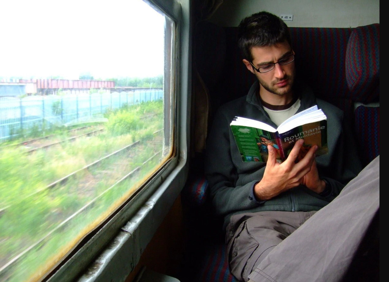 Việc đọc một cuốn sách hay trên xe sẽ giúp bạn có thể giết thời gian; và giúp đoạn đường đi trở nên ngắn hơn nhiều đấy!