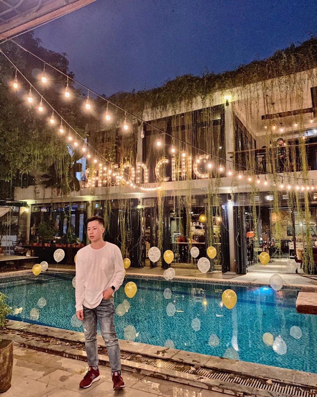 Saigon Chic - Quán Cafe kết hợp sân vườn và hố bơi cực độc